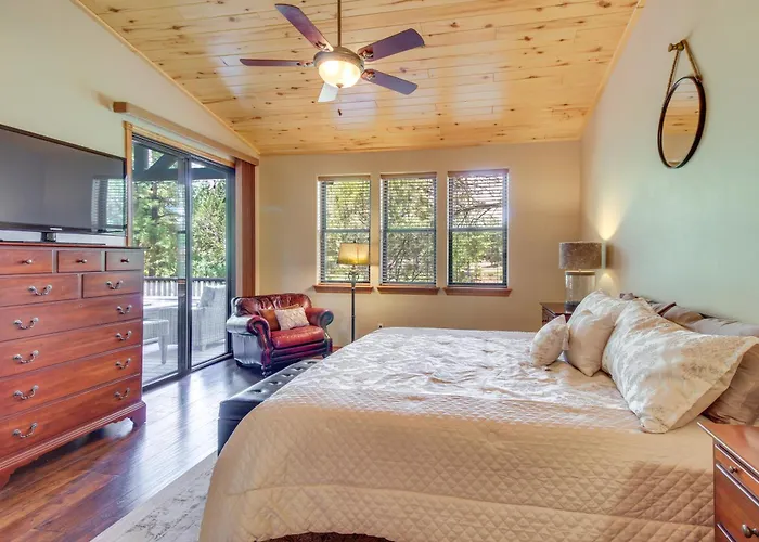 Holiday home Unwind Fireside: Spacious Torreon W/ Deck! Show Low
