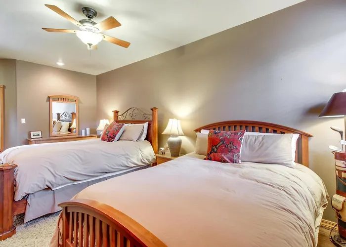 Unwind Fireside: Spacious Torreon W/ Deck! Holiday home Show Low