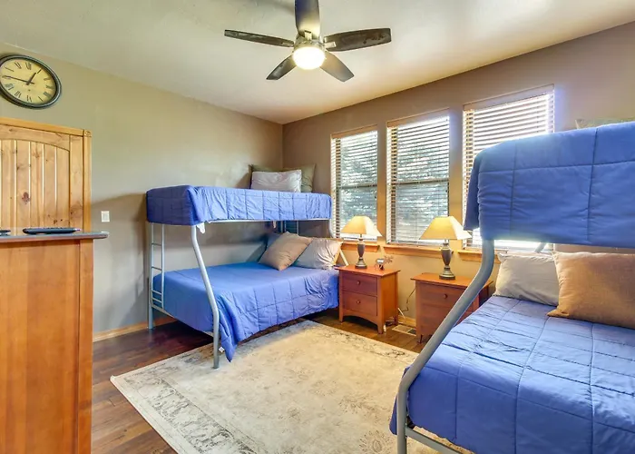 Holiday home Unwind Fireside: Spacious Torreon W/ Deck! Show Low